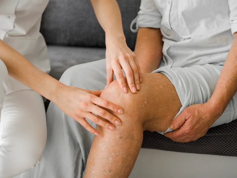 Chiropractic care for knee pain at Nokomis Chiropractic and Wellness in Minneapolis